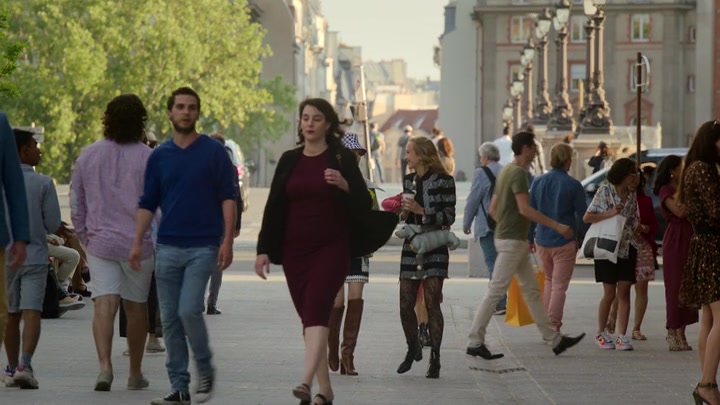 Emily_in_Paris_S02E04_WEBRip_x264-ION10_1209.jpg