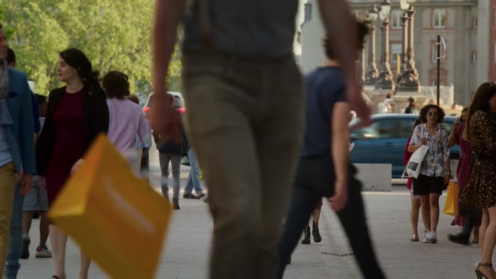 Emily_in_Paris_S02E04_WEBRip_x264-ION10_1213.jpg