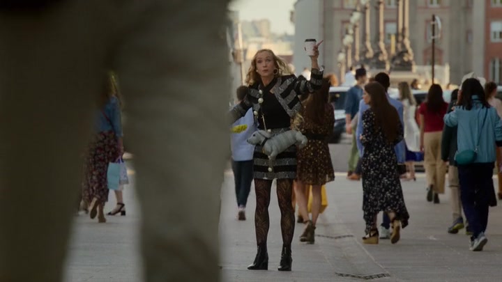 Emily_in_Paris_S02E04_WEBRip_x264-ION10_1239.jpg