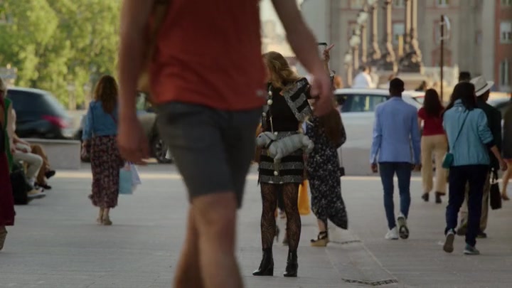 Emily_in_Paris_S02E04_WEBRip_x264-ION10_1241.jpg