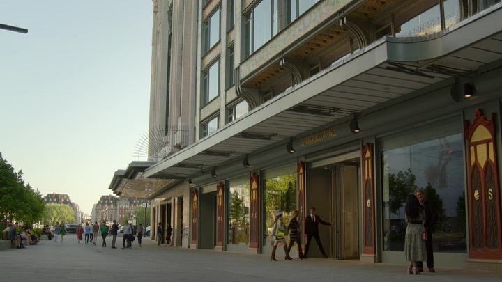 Emily_in_Paris_S02E04_WEBRip_x264-ION10_1249.jpg