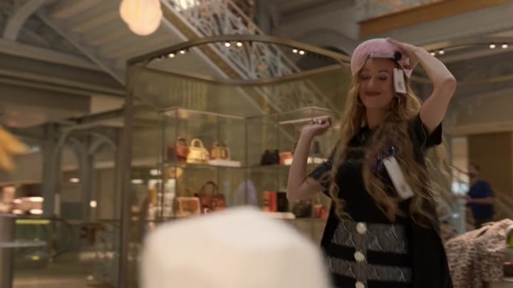 Emily_in_Paris_S02E04_WEBRip_x264-ION10_1275.jpg