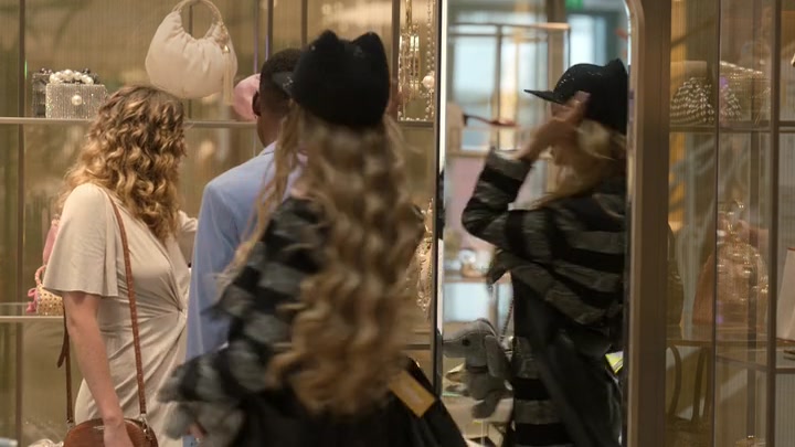 Emily_in_Paris_S02E04_WEBRip_x264-ION10_1288.jpg Emily_in_Paris_S02E04_WEBRip_x264-ION10_1288.jpg