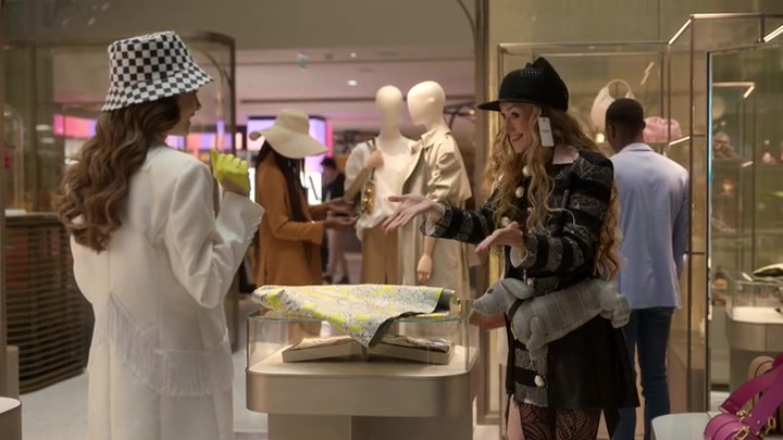 Emily_in_Paris_S02E04_WEBRip_x264-ION10_1298.jpg