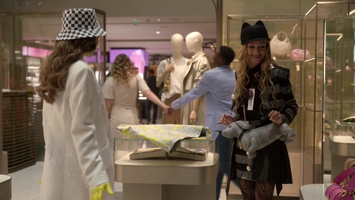 Emily_in_Paris_S02E04_WEBRip_x264-ION10_1309.jpg