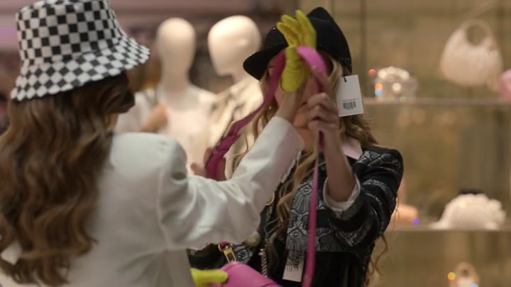 Emily_in_Paris_S02E04_WEBRip_x264-ION10_1327.jpg