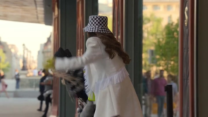 Emily_in_Paris_S02E04_WEBRip_x264-ION10_1351.jpg Emily_in_Paris_S02E04_WEBRip_x264-ION10_1351.jpg