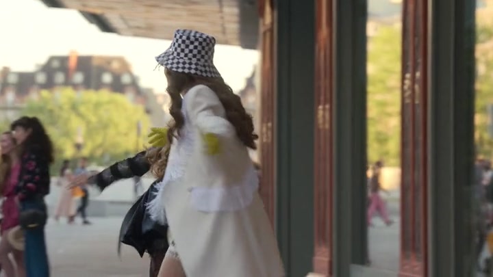 Emily_in_Paris_S02E04_WEBRip_x264-ION10_1352.jpg