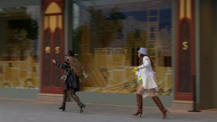 Emily_in_Paris_S02E04_WEBRip_x264-ION10_1353.jpg
