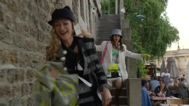 Emily_in_Paris_S02E04_WEBRip_x264-ION10_1357.jpg