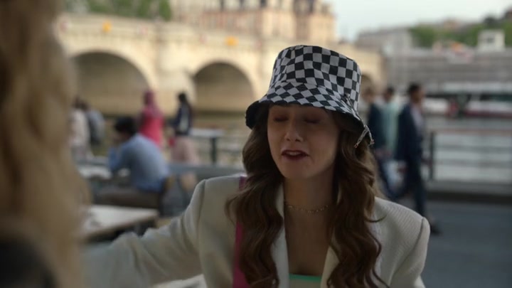 Emily_in_Paris_S02E04_WEBRip_x264-ION10_1363.jpg