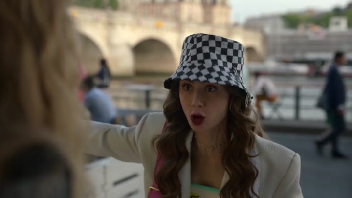 Emily_in_Paris_S02E04_WEBRip_x264-ION10_1364.jpg