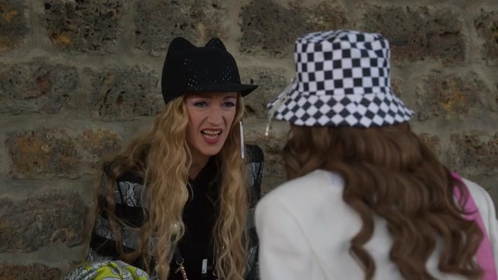 Emily_in_Paris_S02E04_WEBRip_x264-ION10_1366.jpg