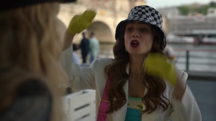Emily_in_Paris_S02E04_WEBRip_x264-ION10_1368.jpg