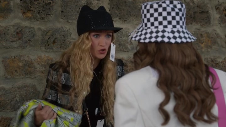 Emily_in_Paris_S02E04_WEBRip_x264-ION10_1374.jpg