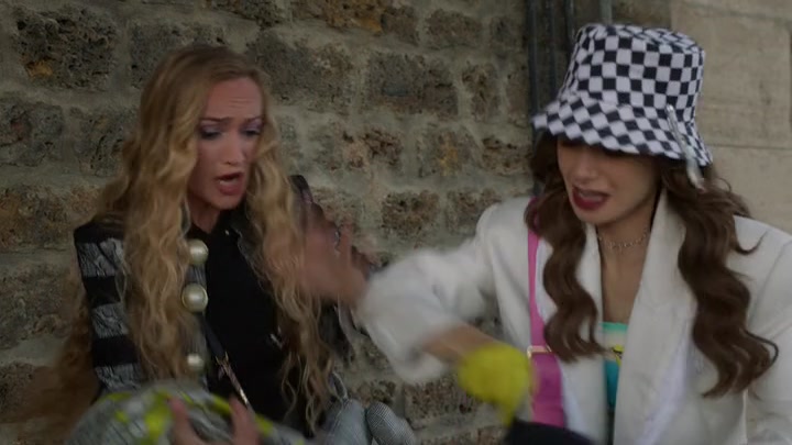 Emily_in_Paris_S02E04_WEBRip_x264-ION10_1386.jpg