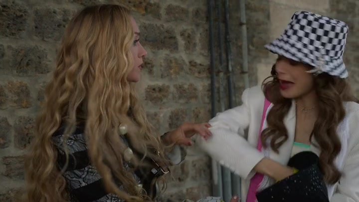 Emily_in_Paris_S02E04_WEBRip_x264-ION10_1388.jpg