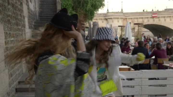 Emily_in_Paris_S02E04_WEBRip_x264-ION10_1393.jpg
