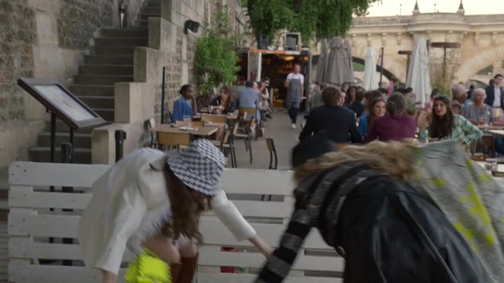 Emily_in_Paris_S02E04_WEBRip_x264-ION10_1397.jpg Emily_in_Paris_S02E04_WEBRip_x264-ION10_1397.jpg