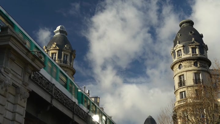 Emily_in_Paris_S02E04_WEBRip_x264-ION10_1418.jpg