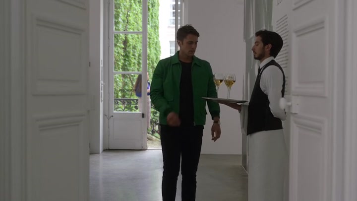 Emily_in_Paris_S02E04_WEBRip_x264-ION10_1433.jpg