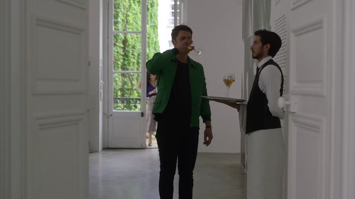Emily_in_Paris_S02E04_WEBRip_x264-ION10_1436.jpg