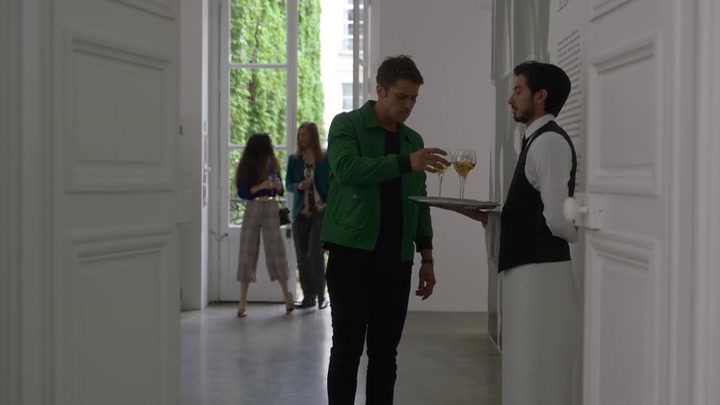 Emily_in_Paris_S02E04_WEBRip_x264-ION10_1439.jpg