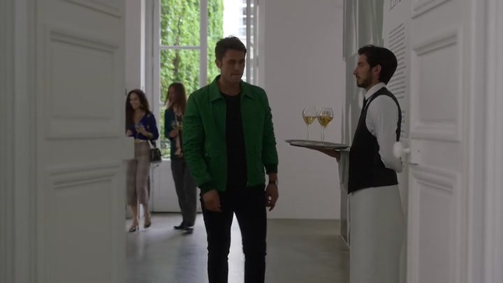 Emily_in_Paris_S02E04_WEBRip_x264-ION10_1441.jpg
