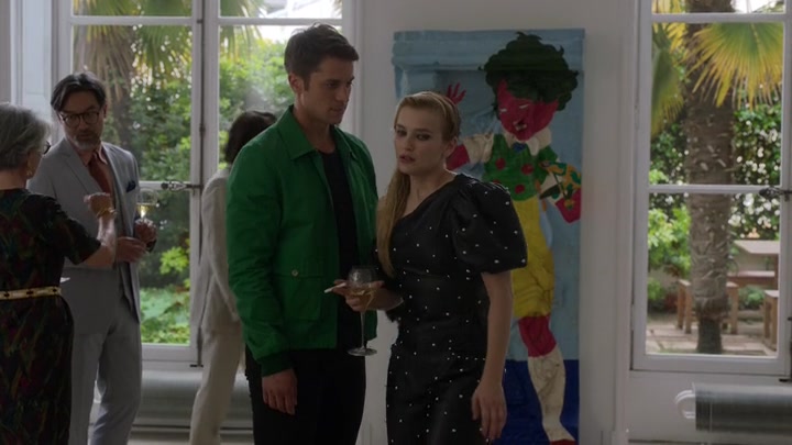 Emily_in_Paris_S02E04_WEBRip_x264-ION10_1461.jpg