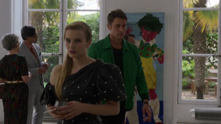 Emily_in_Paris_S02E04_WEBRip_x264-ION10_1464.jpg