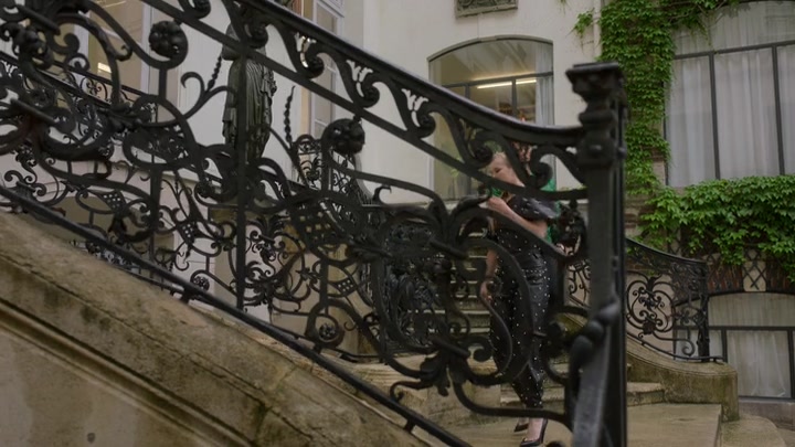 Emily_in_Paris_S02E04_WEBRip_x264-ION10_1468.jpg