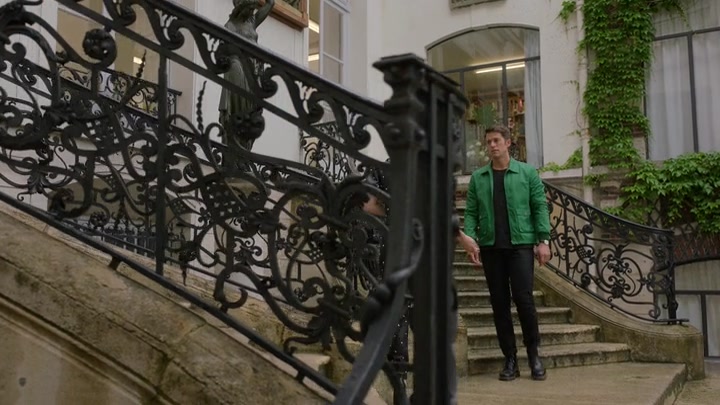 Emily_in_Paris_S02E04_WEBRip_x264-ION10_1470.jpg