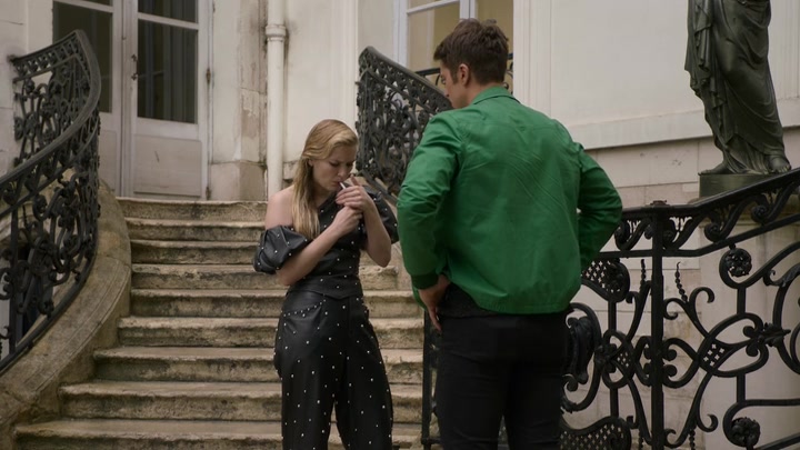 Emily_in_Paris_S02E04_WEBRip_x264-ION10_1475.jpg
