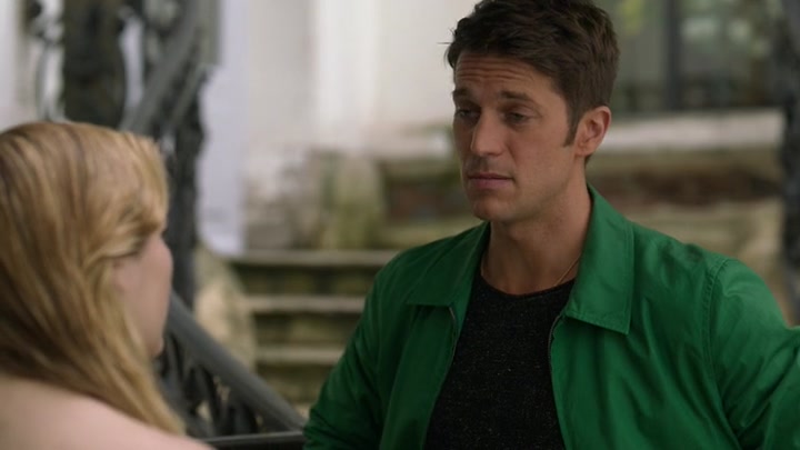 Emily_in_Paris_S02E04_WEBRip_x264-ION10_1488.jpg