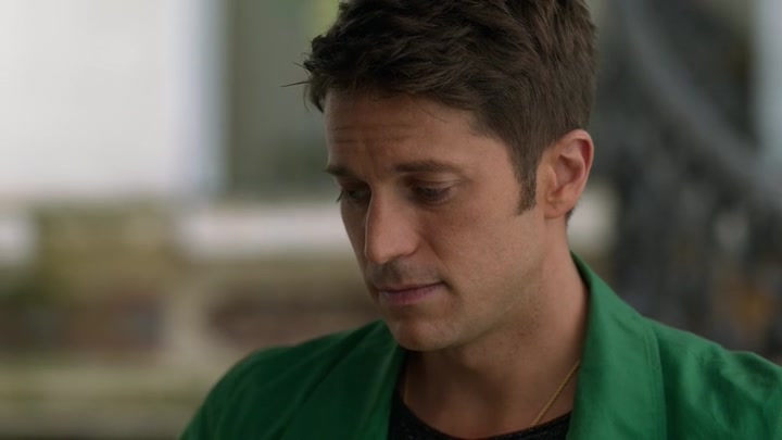 Emily_in_Paris_S02E04_WEBRip_x264-ION10_1500.jpg