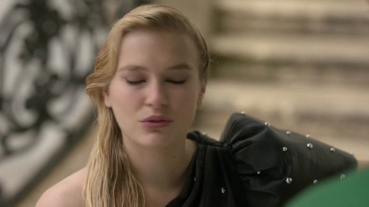 Emily_in_Paris_S02E04_WEBRip_x264-ION10_1507.jpg
