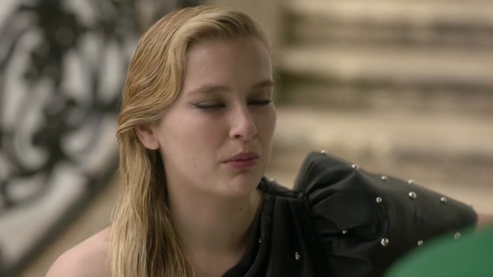 Emily_in_Paris_S02E04_WEBRip_x264-ION10_1508.jpg