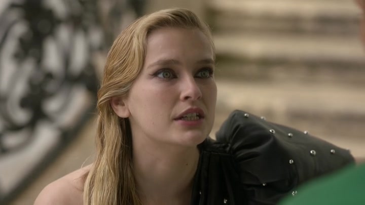 Emily_in_Paris_S02E04_WEBRip_x264-ION10_1512.jpg