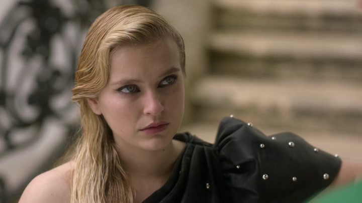 Emily_in_Paris_S02E04_WEBRip_x264-ION10_1526.jpg