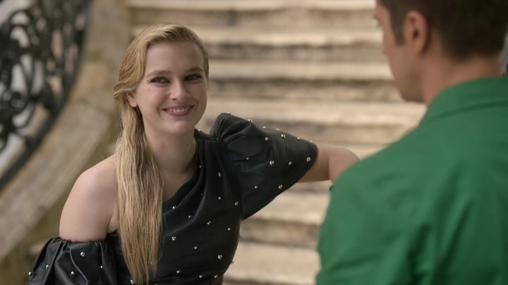 Emily_in_Paris_S02E04_WEBRip_x264-ION10_1532.jpg