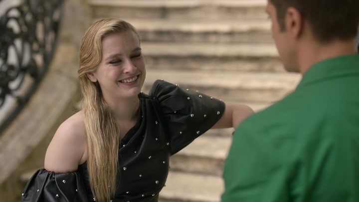 Emily_in_Paris_S02E04_WEBRip_x264-ION10_1535.jpg