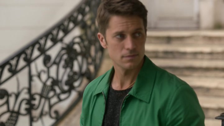Emily_in_Paris_S02E04_WEBRip_x264-ION10_1551.jpg