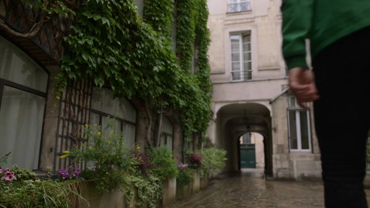 Emily_in_Paris_S02E04_WEBRip_x264-ION10_1561.jpg
