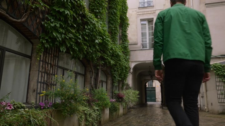 Emily_in_Paris_S02E04_WEBRip_x264-ION10_1562.jpg
