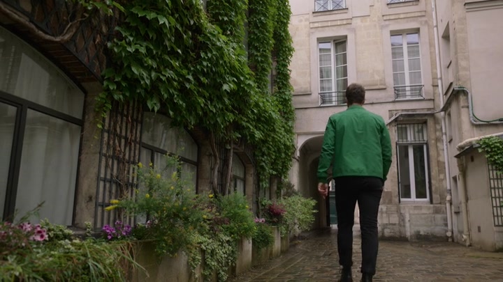 Emily_in_Paris_S02E04_WEBRip_x264-ION10_1564.jpg