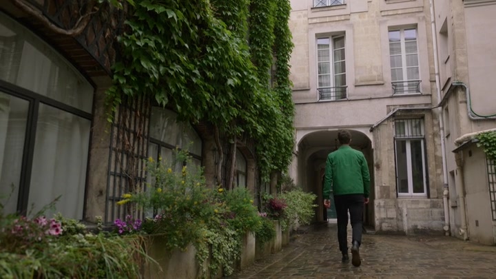 Emily_in_Paris_S02E04_WEBRip_x264-ION10_1566.jpg