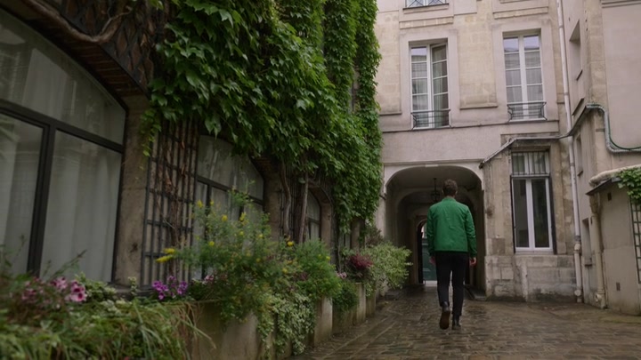 Emily_in_Paris_S02E04_WEBRip_x264-ION10_1567.jpg