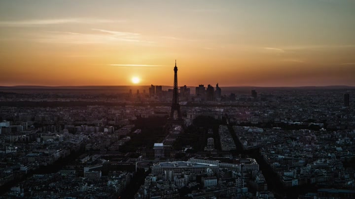 Emily_in_Paris_S02E04_WEBRip_x264-ION10_1573.jpg