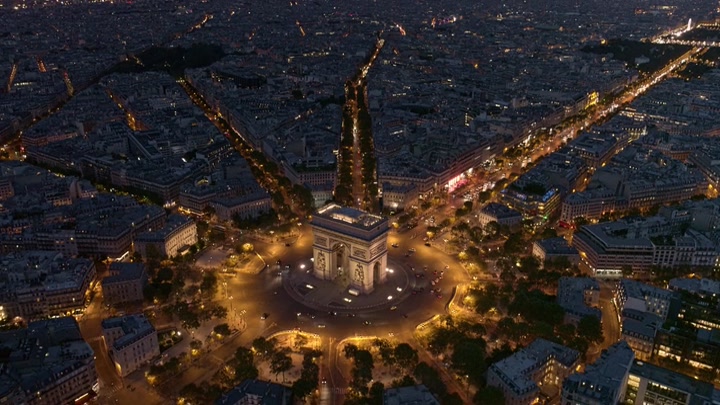 Emily_in_Paris_S02E04_WEBRip_x264-ION10_1576.jpg