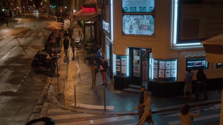 Emily_in_Paris_S02E04_WEBRip_x264-ION10_1588.jpg
